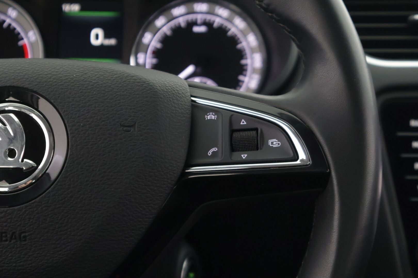 Skoda OCTAVIA 2018 1,4 TSI Style *Vakionopeudensäädin / Webasto / Tutkat edessä ja takana / Läm. Tuulilasi / Vetokoukku* - *Hyvä huoltohistoria / 2x Renkaat & Vanteet / Jakohihna vaihdettu*