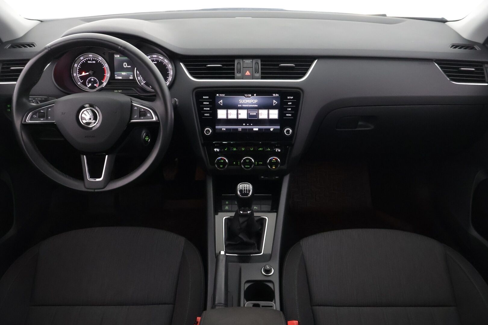 Skoda OCTAVIA 2018 1,4 TSI Style *Vakionopeudensäädin / Webasto / Tutkat edessä ja takana / Läm. Tuulilasi / Vetokoukku* - *Hyvä huoltohistoria / 2x Renkaat & Vanteet / Jakohihna vaihdettu*