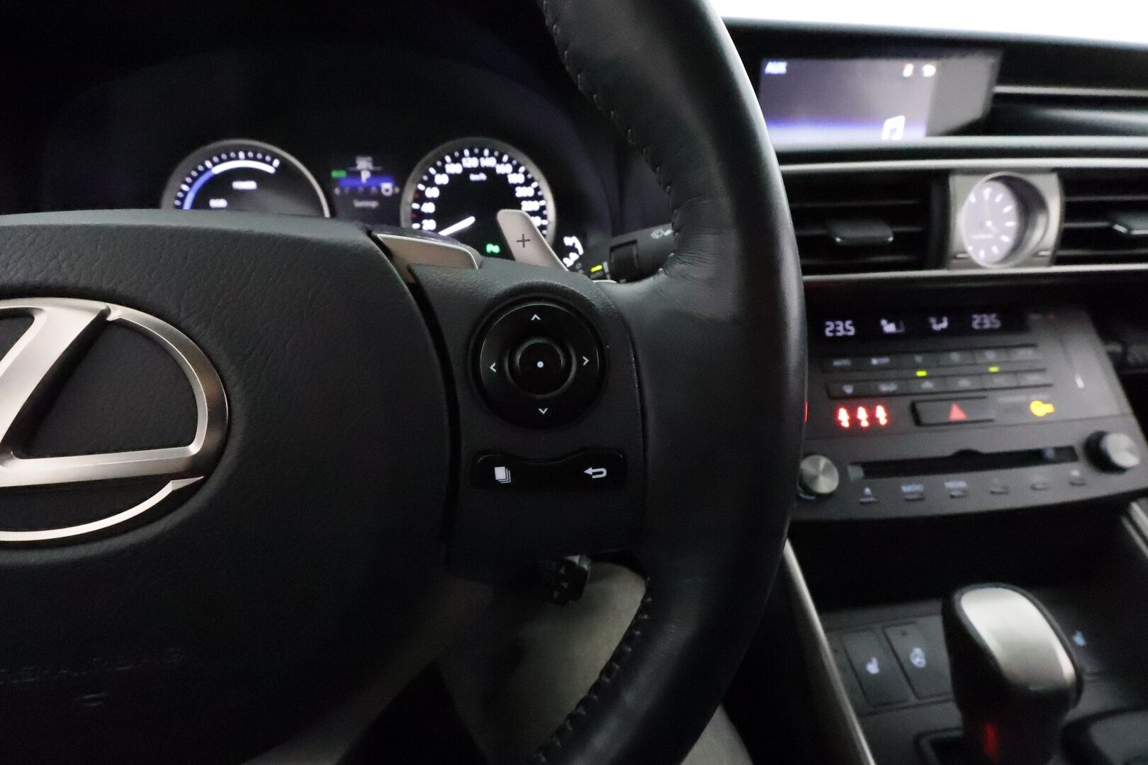 Lexus IS 2015 300h Hybrid A Executive **Webasto / Vakkari / Xenon-valot / P.kamera / Puolinahat** - Kahdet Renkaat / Merkkihuollettu / Viimeisin huolto 125tkm!