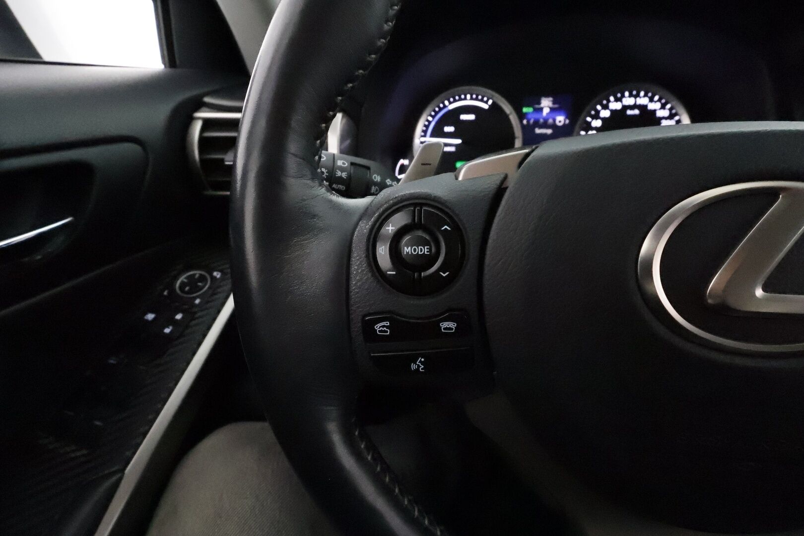 Lexus IS 2015 300h Hybrid A Executive **Webasto / Vakkari / Xenon-valot / P.kamera / Puolinahat** - Kahdet Renkaat / Merkkihuollettu / Viimeisin huolto 125tkm!