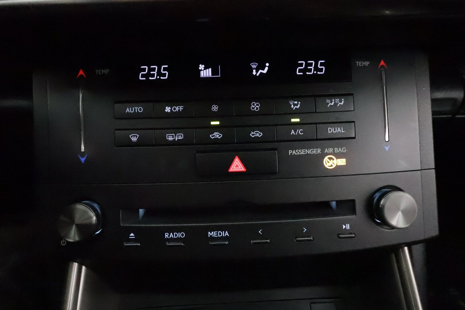 Lexus IS 2015 300h Hybrid A Executive **Webasto / Vakkari / Xenon-valot / P.kamera / Puolinahat** - Kahdet Renkaat / Merkkihuollettu / Viimeisin huolto 125tkm!
