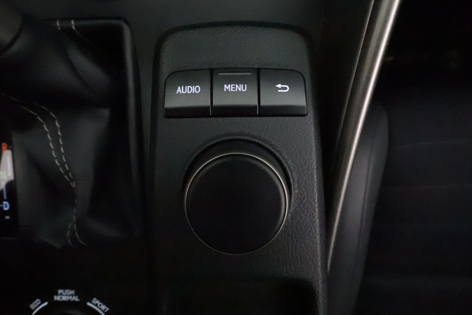 Lexus IS 2015 300h Hybrid A Executive **Webasto / Vakkari / Xenon-valot / P.kamera / Puolinahat** - Kahdet Renkaat / Merkkihuollettu / Viimeisin huolto 125tkm!