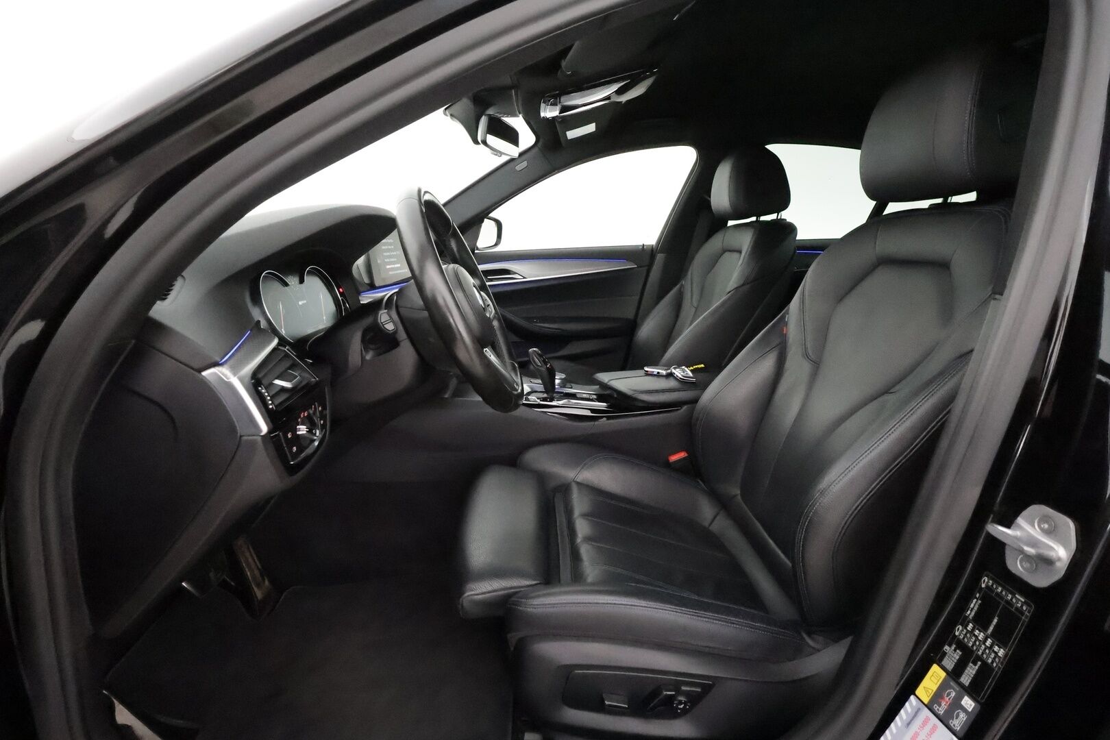 BMW 530 2017 G30 Sedan iPerformance Launch Edition M Sport ** P.Kamera / LED-valot / Sporttinahat / Harman/Kardon / Navi ** - Suomi-auto / Merkkihuollettu / 2x Renkaat / Akku Kuntotarkistettu! ETULASEISSA TUMMENUKSET!