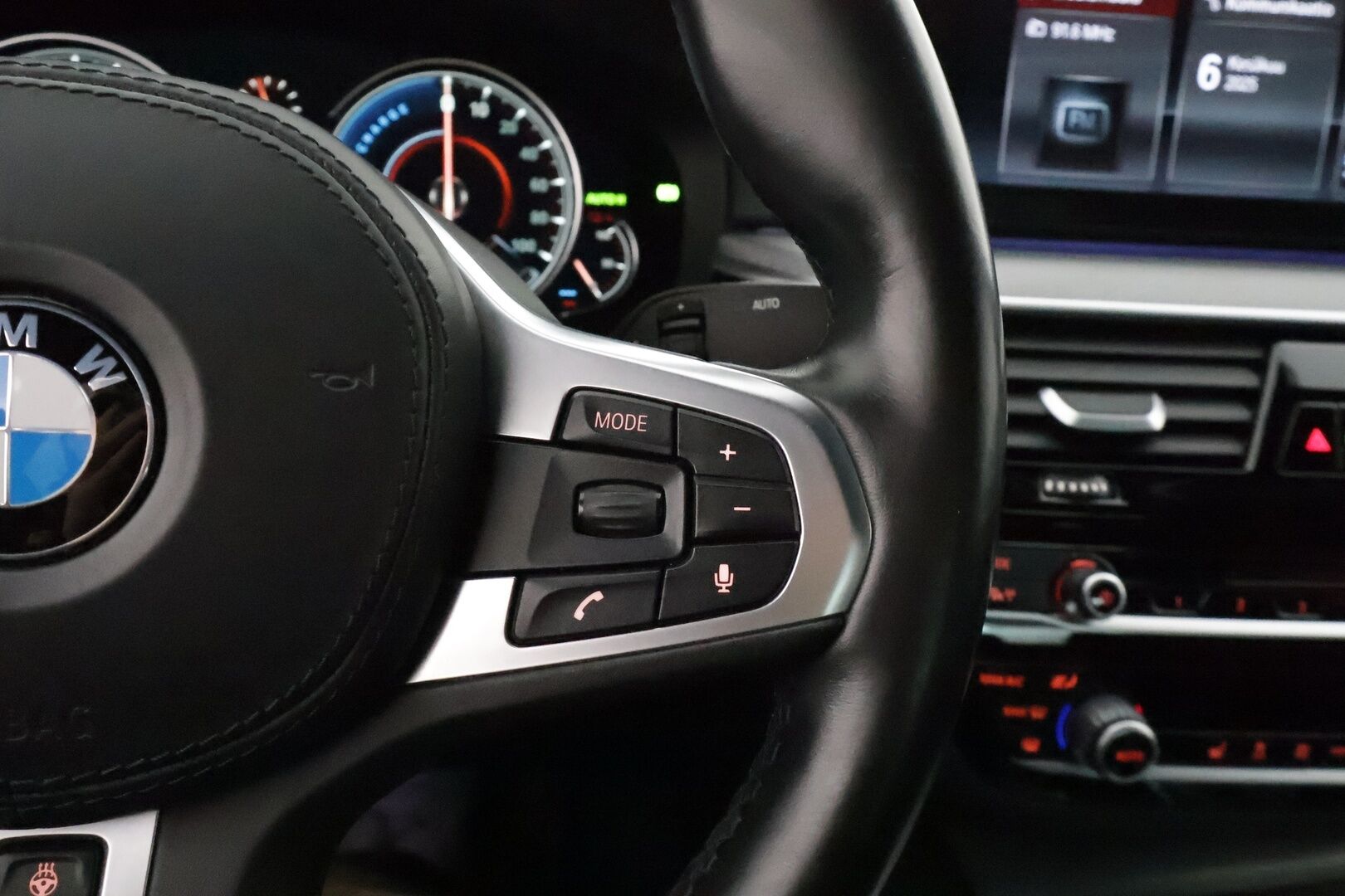 BMW 530 2017 G30 Sedan iPerformance Launch Edition M Sport ** P.Kamera / LED-valot / Sporttinahat / Harman/Kardon / Navi ** - Suomi-auto / Merkkihuollettu / 2x Renkaat / Akku Kuntotarkistettu! ETULASEISSA TUMMENUKSET!