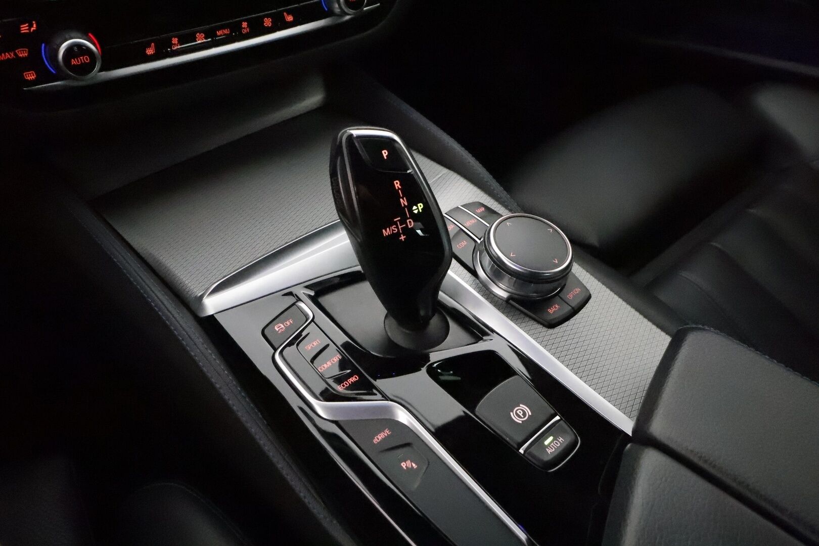 BMW 530 2017 G30 Sedan iPerformance Launch Edition M Sport ** P.Kamera / LED-valot / Sporttinahat / Harman/Kardon / Navi ** - Suomi-auto / Merkkihuollettu / 2x Renkaat / Akku Kuntotarkistettu! ETULASEISSA TUMMENUKSET!