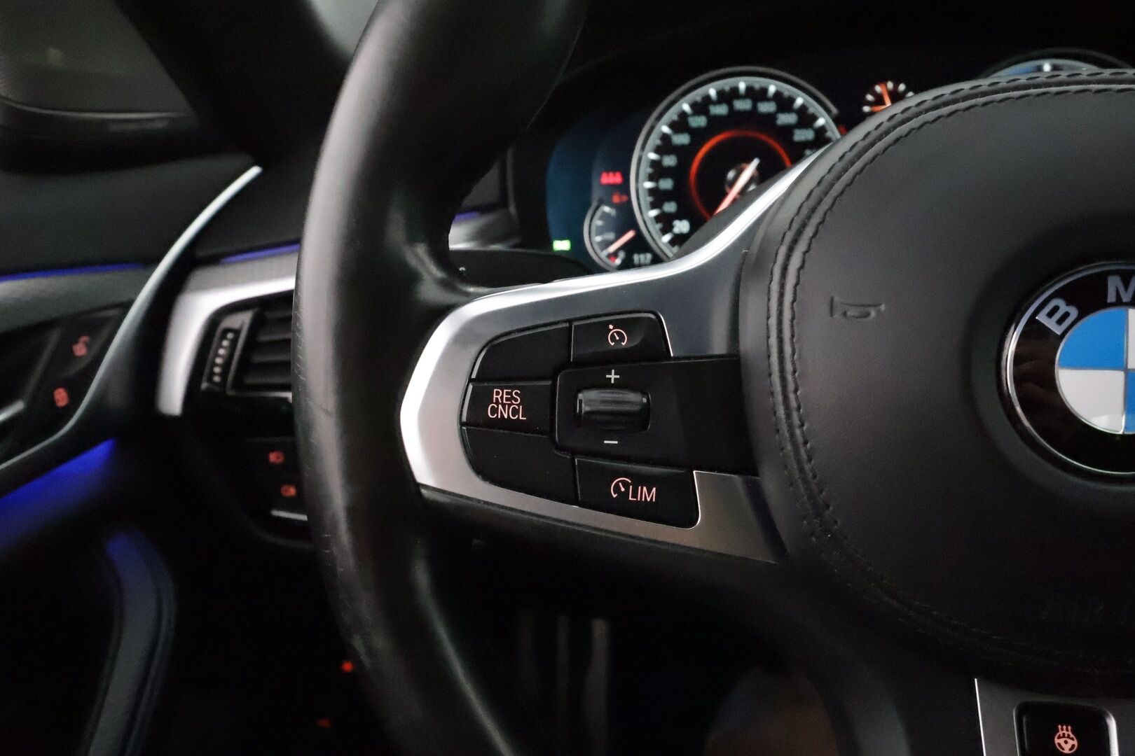 BMW 530 2017 G30 Sedan iPerformance Launch Edition M Sport ** P.Kamera / LED-valot / Sporttinahat / Harman/Kardon / Navi ** - Suomi-auto / Merkkihuollettu / 2x Renkaat / Akku Kuntotarkistettu! ETULASEISSA TUMMENUKSET!
