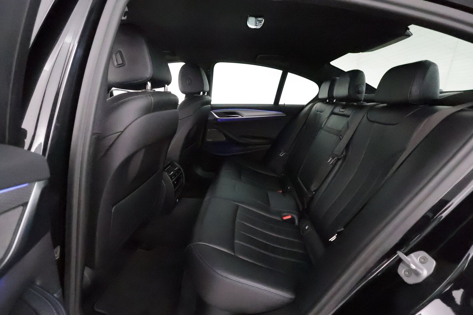 BMW 530 2017 G30 Sedan iPerformance Launch Edition M Sport ** P.Kamera / LED-valot / Sporttinahat / Harman/Kardon / Navi ** - Suomi-auto / Merkkihuollettu / 2x Renkaat / Akku Kuntotarkistettu! ETULASEISSA TUMMENUKSET!