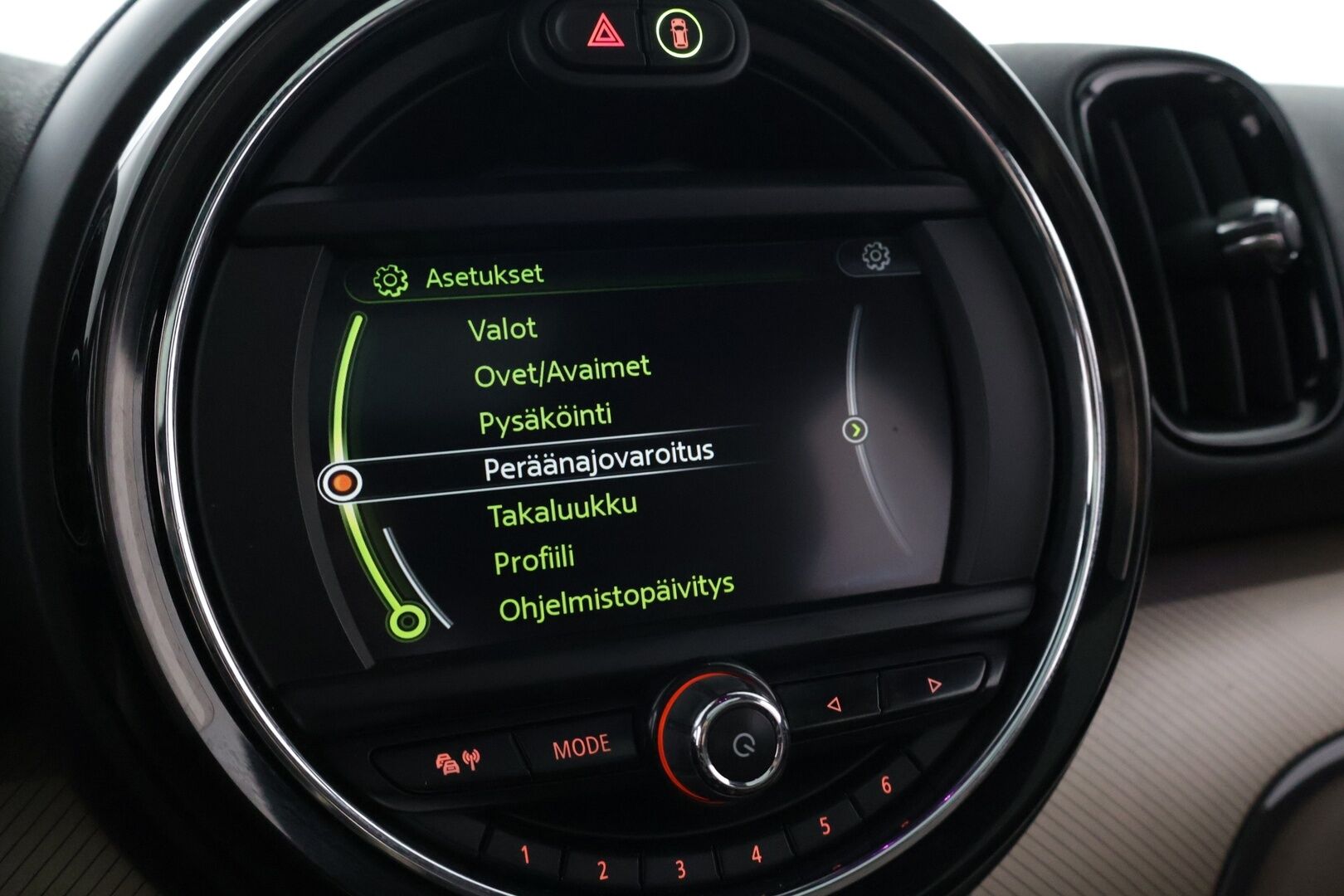 MINI Countryman 2017 Cooper SD ALL4 A Business - | Panorama | Harman/Kardon | HUD | Nahat | KeylessGo | Koukku | Kamera | P-tutkat eteen & taakse | Park Assist | LED | Navi | Sähköluukku |