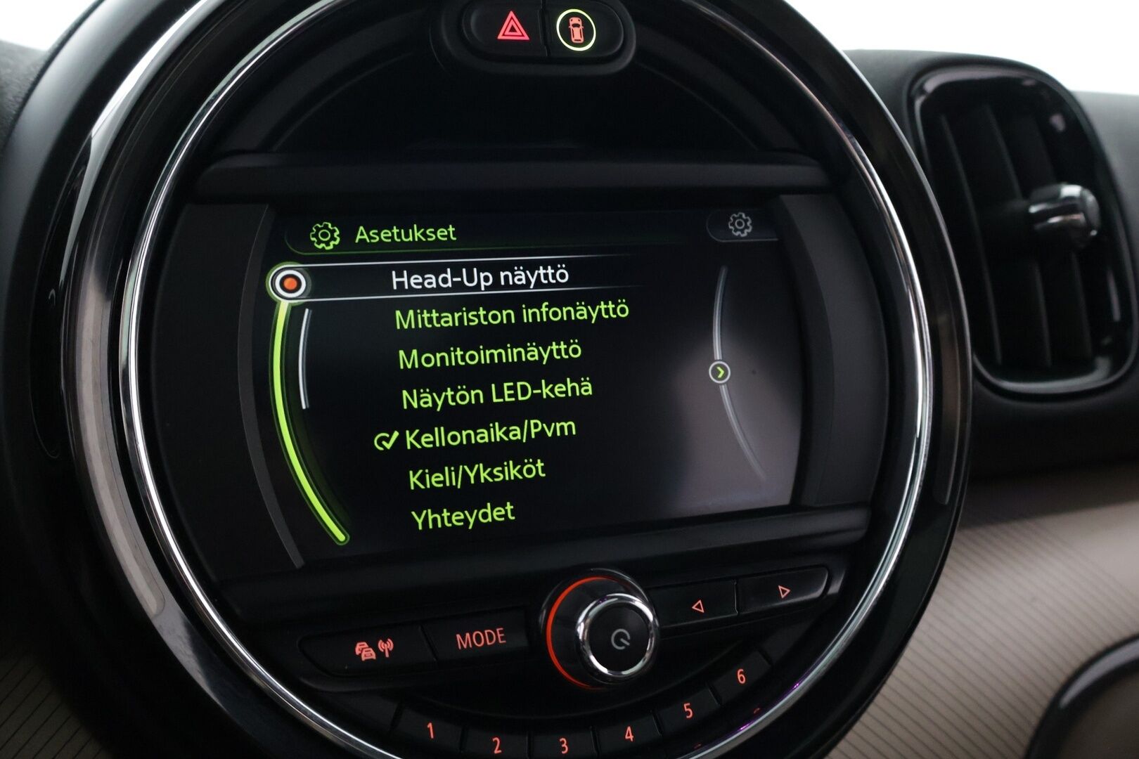 MINI Countryman 2017 Cooper SD ALL4 A Business - | Panorama | Harman/Kardon | HUD | Nahat | KeylessGo | Koukku | Kamera | P-tutkat eteen & taakse | Park Assist | LED | Navi | Sähköluukku |