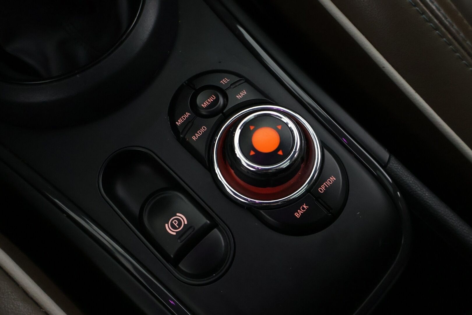 MINI Countryman 2017 Cooper SD ALL4 A Business - | Panorama | Harman/Kardon | HUD | Nahat | KeylessGo | Koukku | Kamera | P-tutkat eteen & taakse | Park Assist | LED | Navi | Sähköluukku |