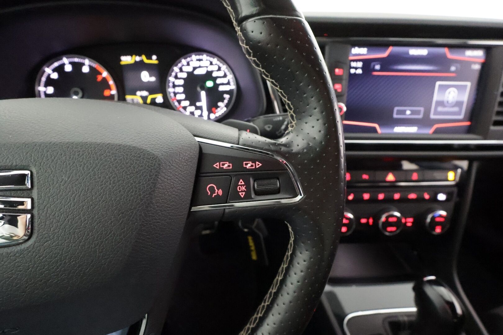 Seat Leon ST 2017 2,0 TSI 300 4DRIVE Cupra DSG * Vakkari / P.tutkat / LED / Apple&Android / Puolinahat * - Suomi-auto / Kahdet Renkaat