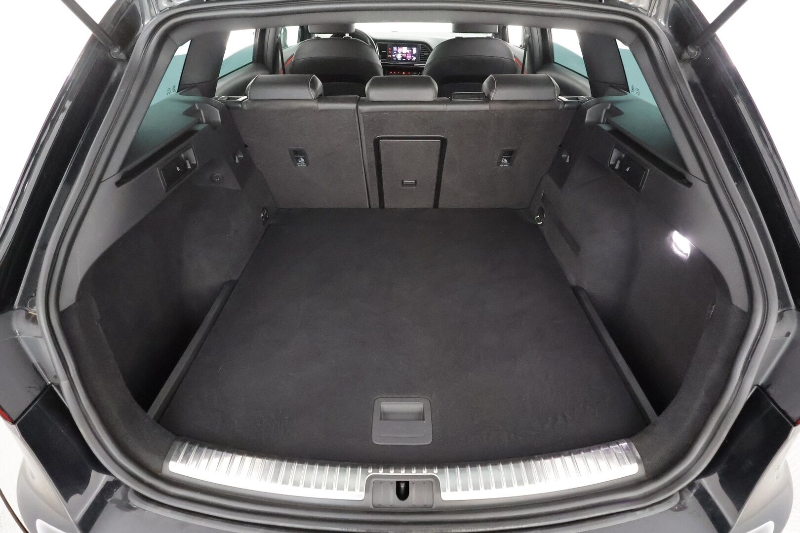 Seat Leon ST 2017 2,0 TSI 300 4DRIVE Cupra DSG * Vakkari / P.tutkat / LED / Apple&Android / Puolinahat * - Suomi-auto / Kahdet Renkaat