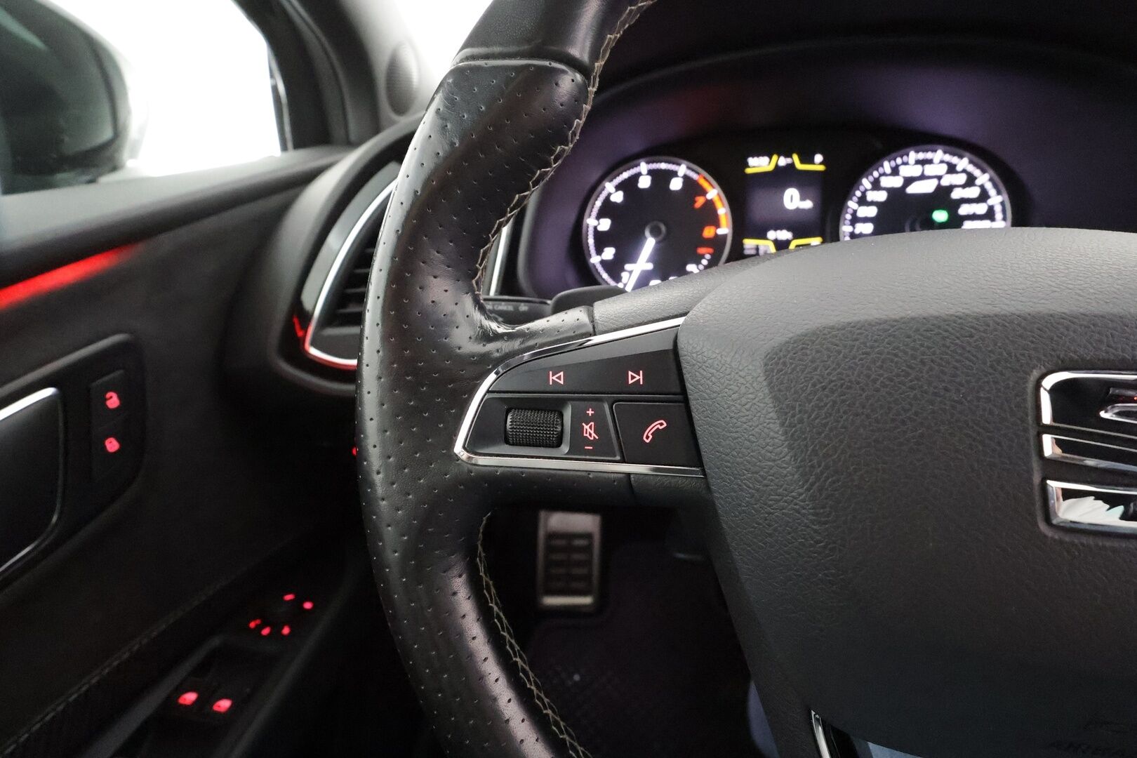 Seat Leon ST 2017 2,0 TSI 300 4DRIVE Cupra DSG * Vakkari / P.tutkat / LED / Apple&Android / Puolinahat * - Suomi-auto / Kahdet Renkaat