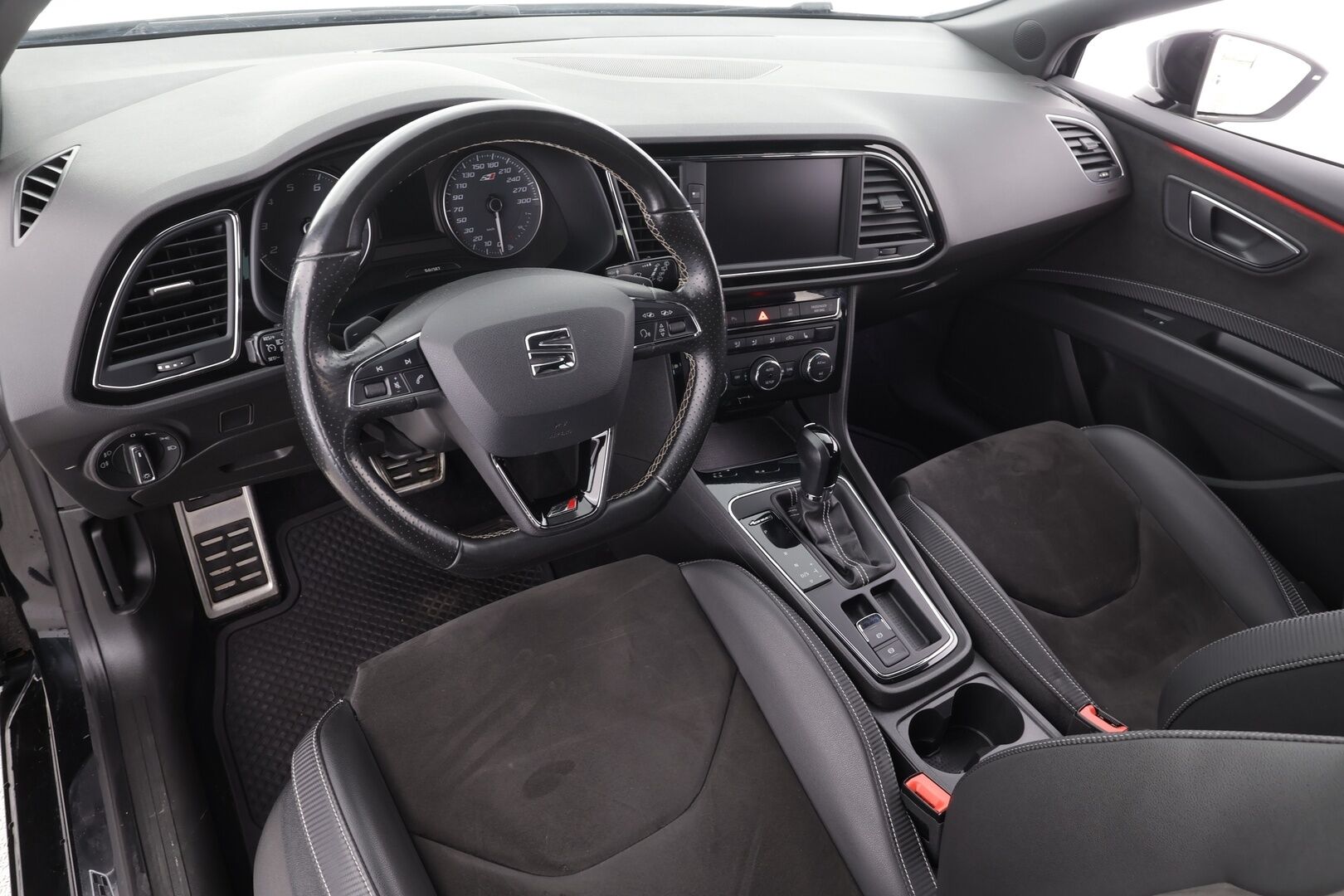 Seat Leon ST 2017 2,0 TSI 300 4DRIVE Cupra DSG - Vakkari | P.tutkat | LED | Apple&Android | Puolinahat | Suomi-auto | Kahdet Renkaat|