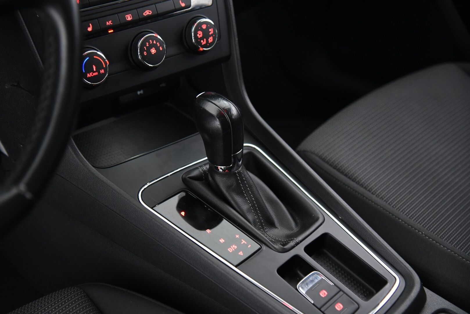 Seat Leon ST 2017 1,0 TSI 115 Ecomotive Style DSG / Webasto / Vakkari / LED-lisävalo / - Suomi-auto / 2x alumiinivanteet / Hihna tehty!
