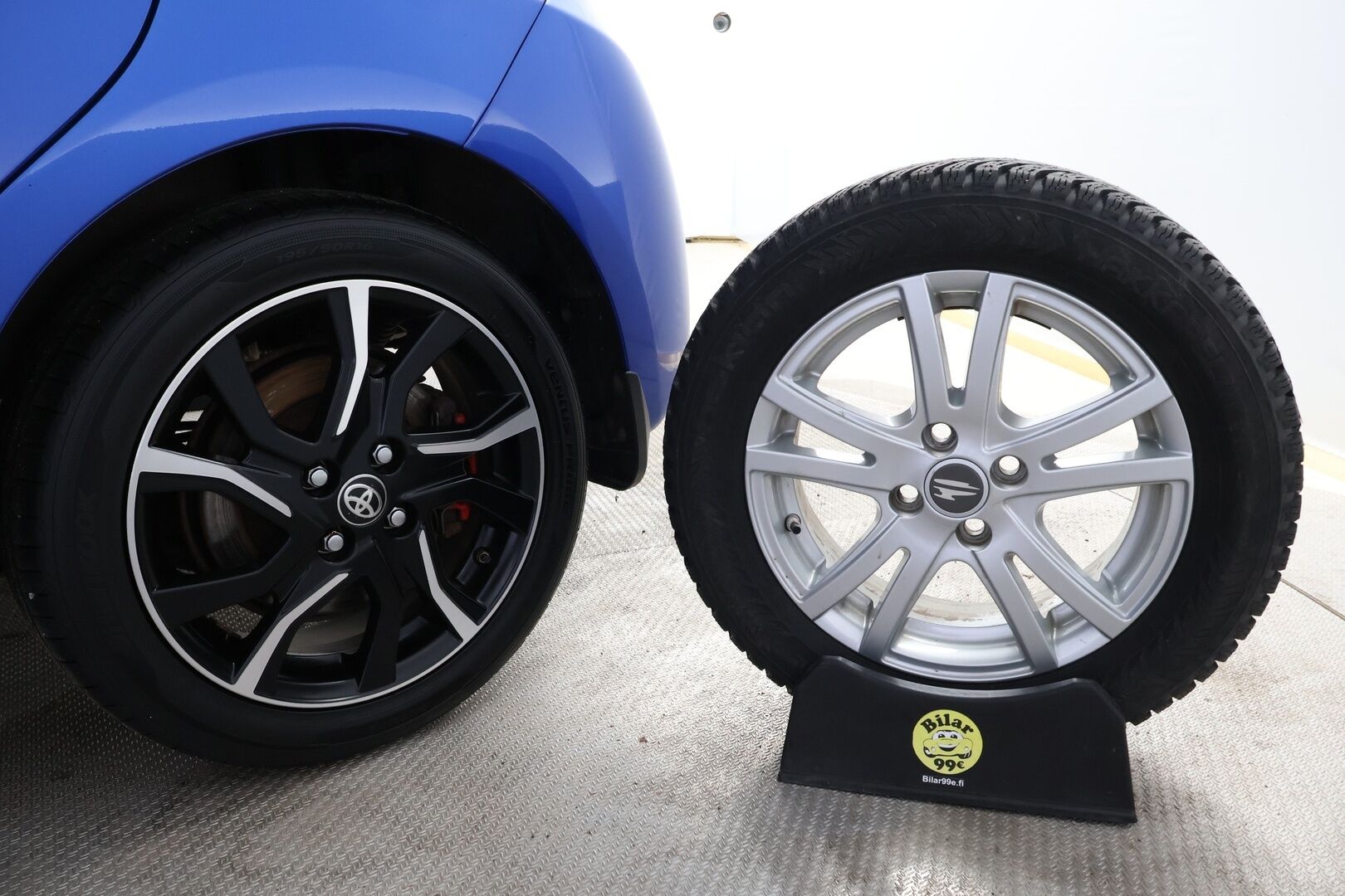 Toyota Yaris 2017 1.5 Hybrid Style Business 5ov * Suomiauto / Peruutuskamera / Lohko / Vakkari / Navi - Juuri saapunut Tampereelle / Lane Assist / 2x Todella hyvät renkaat aluvantein! - HULLUT VÄLIPÄIVÄT KORKOTARJOUS 2,49%