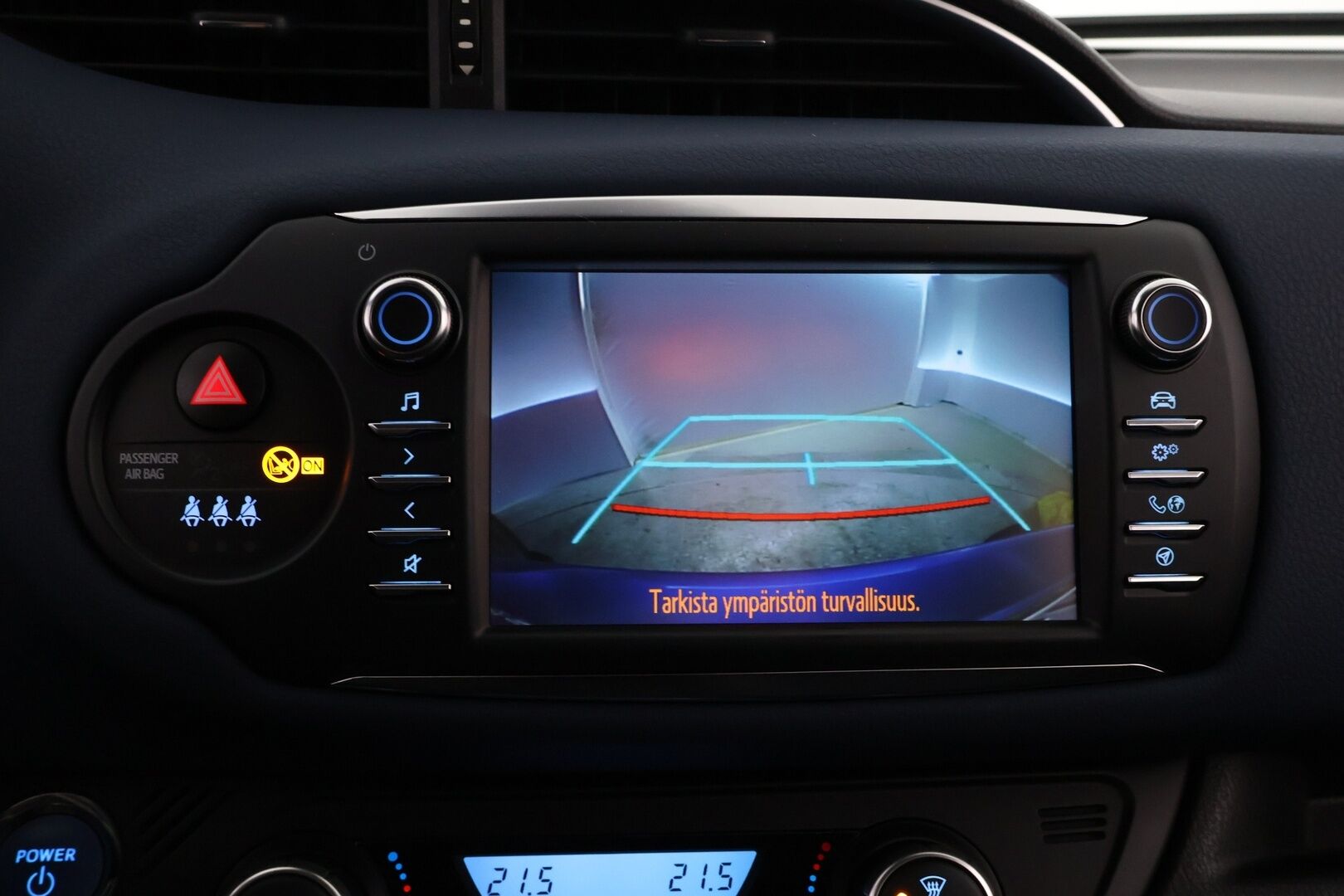 Toyota Yaris 2017 1.5 Hybrid Style Business 5ov * Suomiauto / Peruutuskamera / Lohko / Vakkari / Navi - Juuri saapunut Tampereelle / Lane Assist / 2x Todella hyvät renkaat aluvantein! - HULLUT VÄLIPÄIVÄT KORKOTARJOUS 2,49%