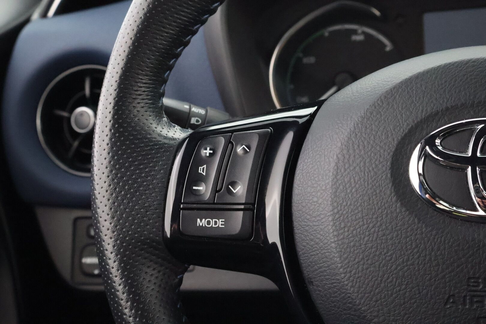 Toyota Yaris 2017 1.5 Hybrid Style Business 5ov * Suomiauto / Peruutuskamera / Lohko / Vakkari / Navi - Juuri saapunut Tampereelle / Lane Assist / 2x Todella hyvät renkaat aluvantein! - HULLUT VÄLIPÄIVÄT KORKOTARJOUS 2,49%