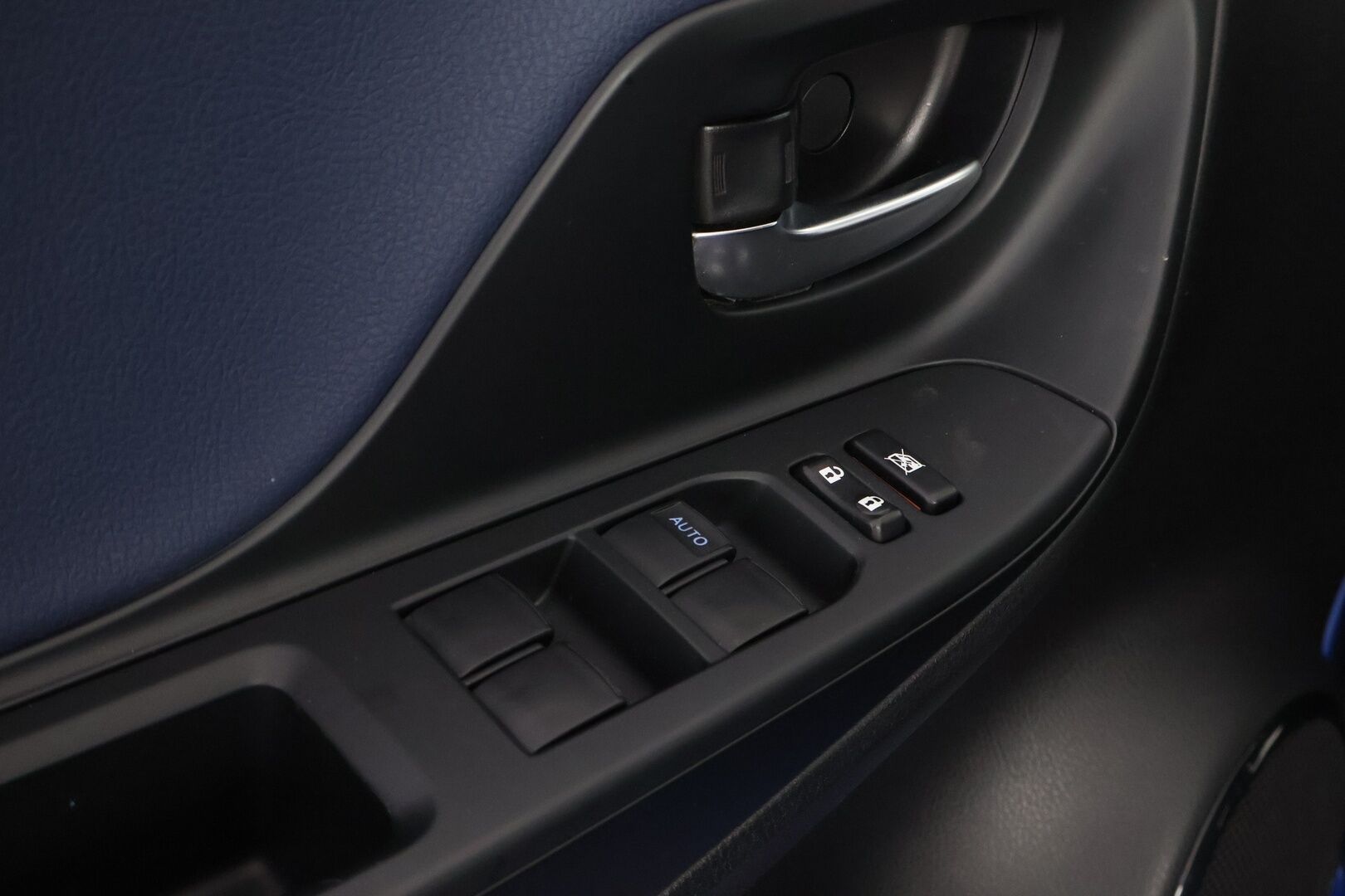 Toyota Yaris 2017 1.5 Hybrid Style Business 5ov * Suomiauto / Peruutuskamera / Lohko / Vakkari / Navi - Juuri saapunut Tampereelle / Lane Assist / 2x Todella hyvät renkaat aluvantein! - HULLUT VÄLIPÄIVÄT KORKOTARJOUS 2,49%