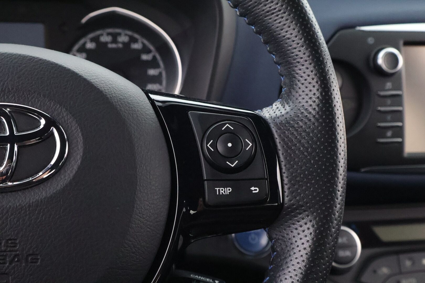 Toyota Yaris 2017 1.5 Hybrid Style Business 5ov * Suomiauto / Peruutuskamera / Lohko / Vakkari / Navi - Juuri saapunut Tampereelle / Lane Assist / 2x Todella hyvät renkaat aluvantein! - HULLUT VÄLIPÄIVÄT KORKOTARJOUS 2,49%