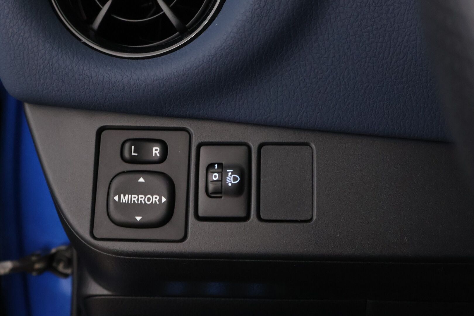 Toyota Yaris 2017 1.5 Hybrid Style Business 5ov * Suomiauto / Peruutuskamera / Lohko / Vakkari / Navi - Juuri saapunut Tampereelle / Lane Assist / 2x Todella hyvät renkaat aluvantein! - HULLUT VÄLIPÄIVÄT KORKOTARJOUS 2,49%