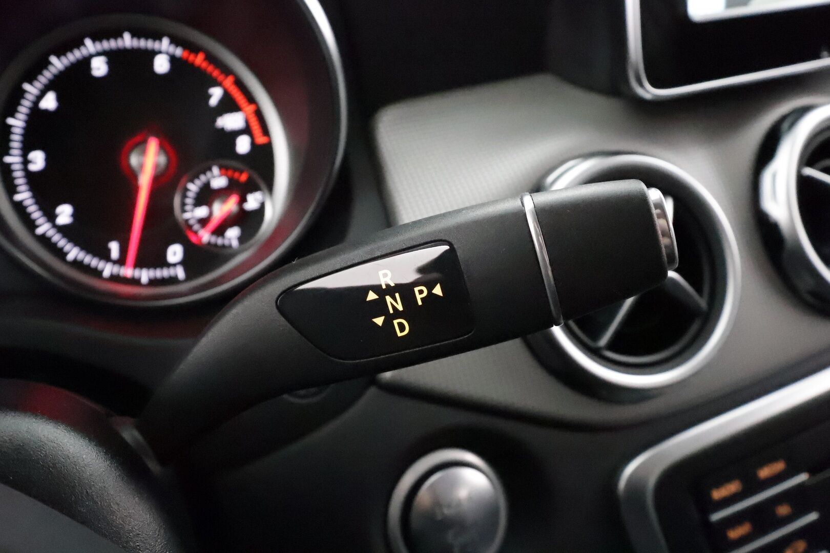 Mercedes-Benz GLA 2017 180 A Premium Business * Suomi-auto / Night paketti / Vakkari / P.kamera / LED / Navi / Lohkolämmitin * - Kahdet renkaat aluvanteilla / Merkkihuollettu - HULLU BLACKWEEK KORKOTARJOUS 2,49%