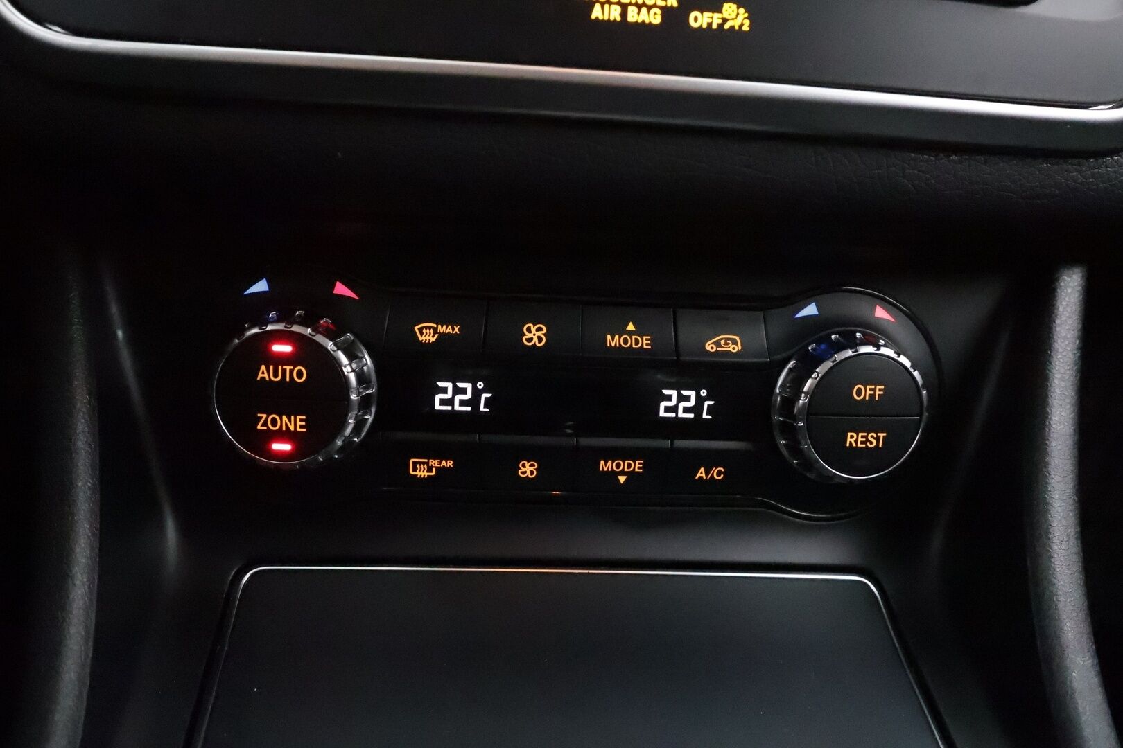 Mercedes-Benz GLA 2017 180 A Premium Business * Suomi-auto / Night paketti / Vakkari / P.kamera / LED / Navi / Lohkolämmitin * - Kahdet renkaat aluvanteilla / Merkkihuollettu - HULLU BLACKWEEK KORKOTARJOUS 2,49%