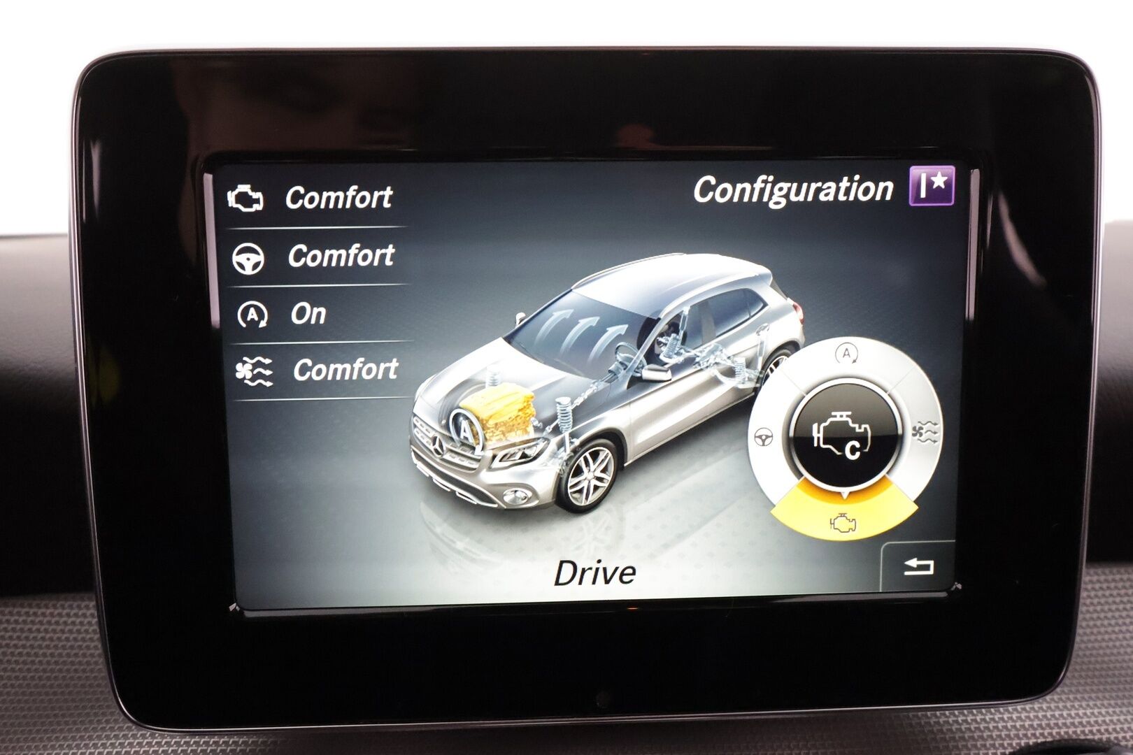 Mercedes-Benz GLA 2017 180 A Premium Business * Suomi-auto / Night paketti / Vakkari / P.kamera / LED / Navi / Lohkolämmitin * - Kahdet renkaat aluvanteilla / Merkkihuollettu - HULLU BLACKWEEK KORKOTARJOUS 2,49%