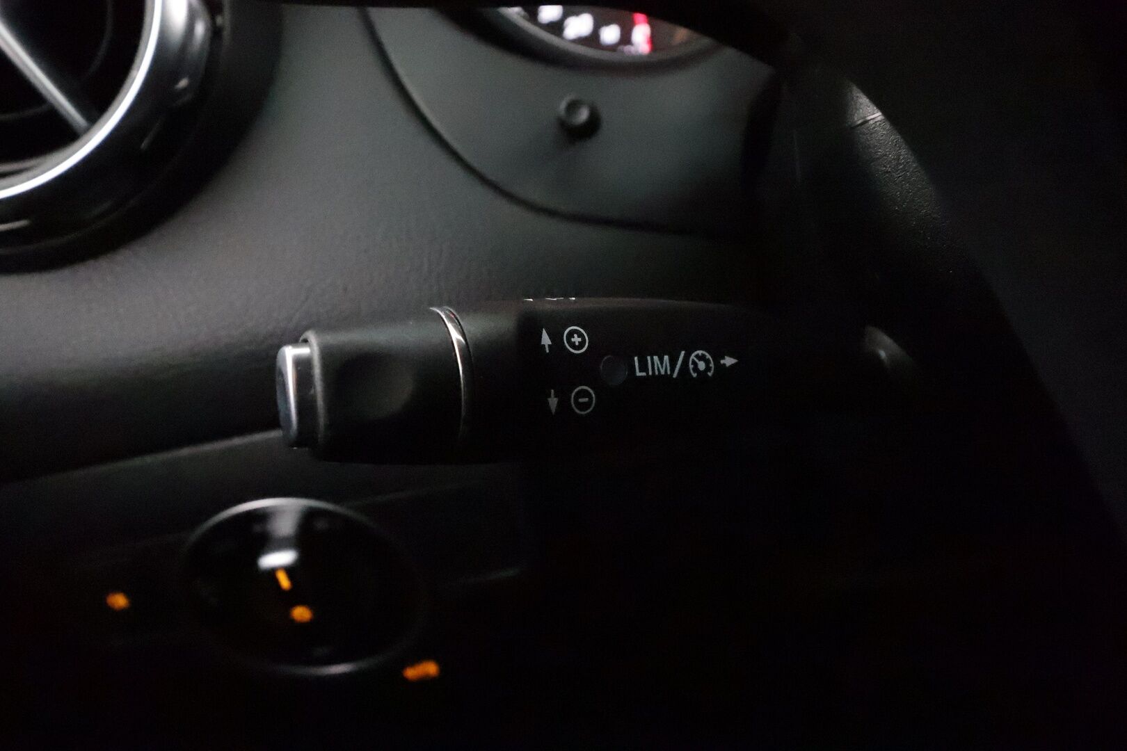 Mercedes-Benz GLA 2017 180 A Premium Business * Suomi-auto / Night paketti / Vakkari / P.kamera / LED / Navi / Lohkolämmitin * - Kahdet renkaat aluvanteilla / Merkkihuollettu - HULLU BLACKWEEK KORKOTARJOUS 2,49%