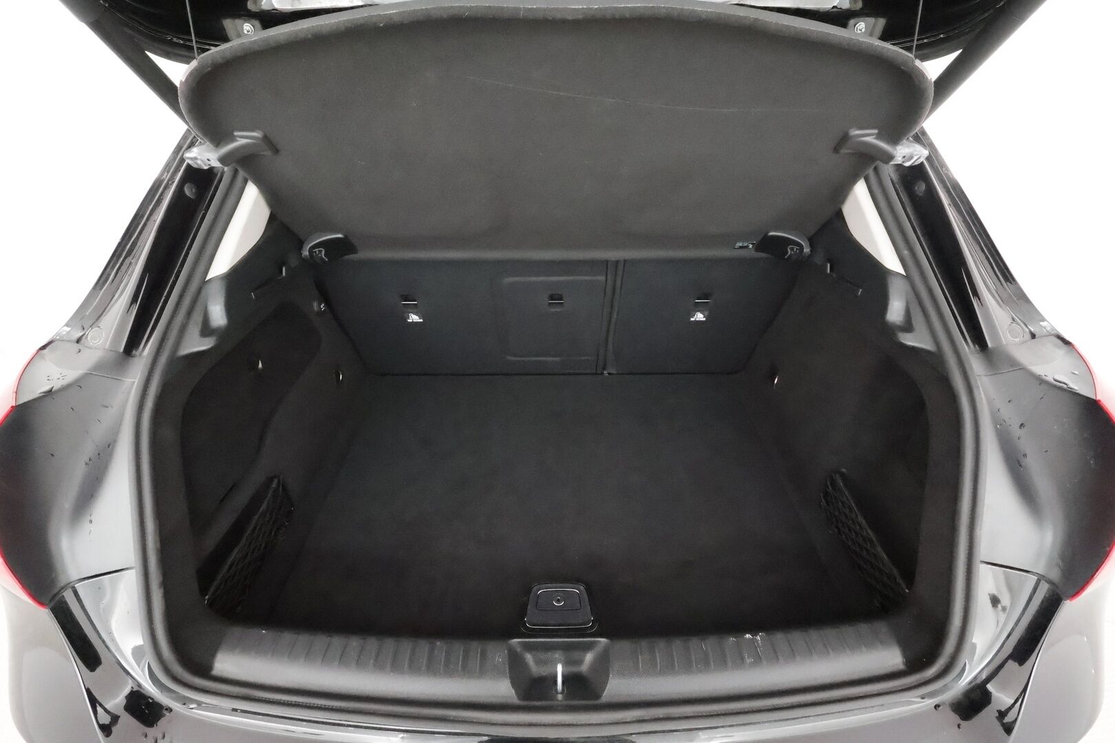 Mercedes-Benz GLA 2017 180 A Premium Business * Suomi-auto / Night paketti / Vakkari / P.kamera / LED / Navi / Lohkolämmitin * - Kahdet renkaat aluvanteilla / Merkkihuollettu - HULLU BLACKWEEK KORKOTARJOUS 2,49%