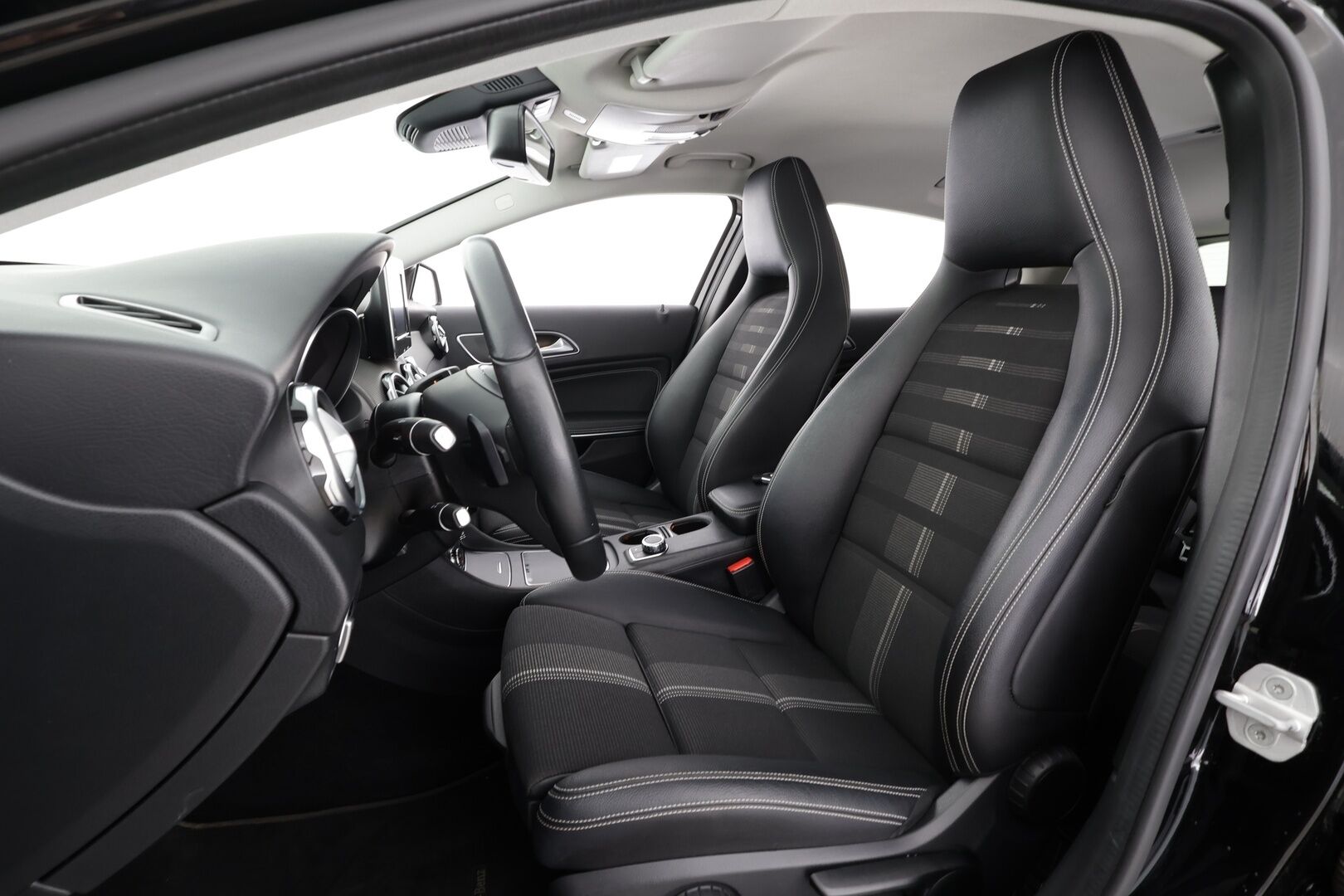 Mercedes-Benz GLA 2017 180 A Premium Business * Suomi-auto / Night paketti / Vakkari / P.kamera / LED / Navi / Lohkolämmitin * - Kahdet renkaat aluvanteilla / Merkkihuollettu - HULLU BLACKWEEK KORKOTARJOUS 2,49%