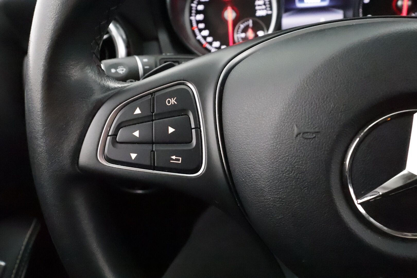 Mercedes-Benz GLA 2017 180 A Premium Business * Suomi-auto / Night paketti / Vakkari / P.kamera / LED / Navi / Lohkolämmitin * - Kahdet renkaat aluvanteilla / Merkkihuollettu - HULLU BLACKWEEK KORKOTARJOUS 2,49%