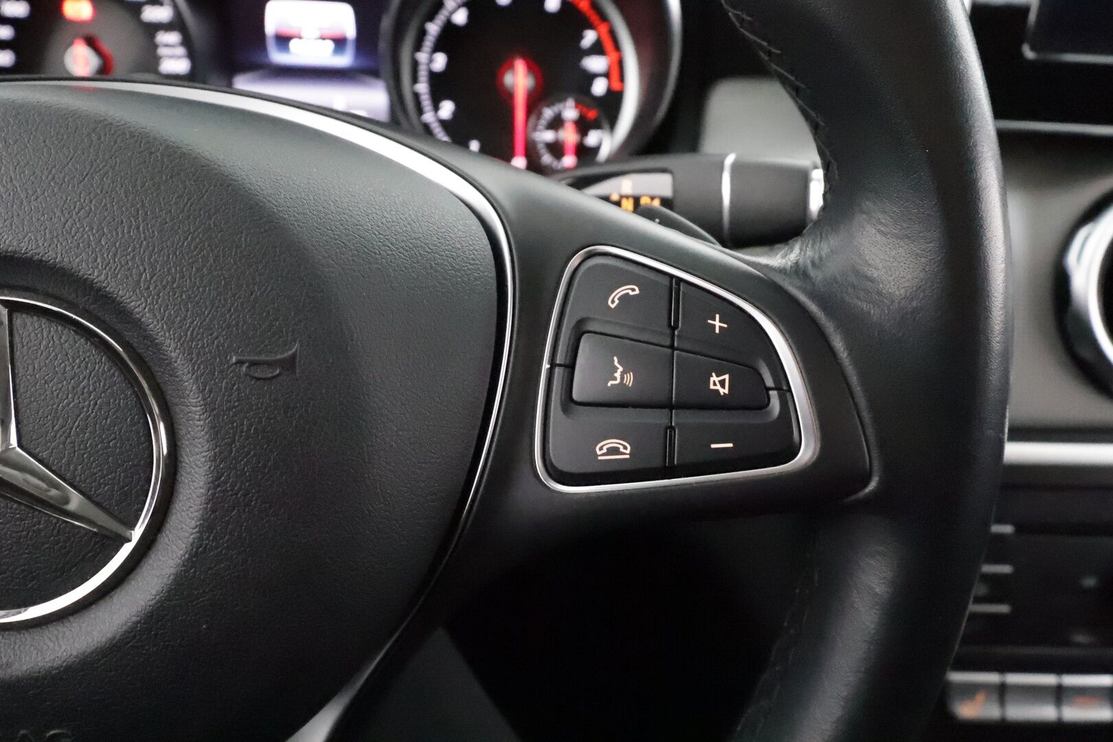 Mercedes-Benz GLA 2017 180 A Premium Business * Suomi-auto / Night paketti / Vakkari / P.kamera / LED / Navi / Lohkolämmitin * - Kahdet renkaat aluvanteilla / Merkkihuollettu - HULLU BLACKWEEK KORKOTARJOUS 2,49%