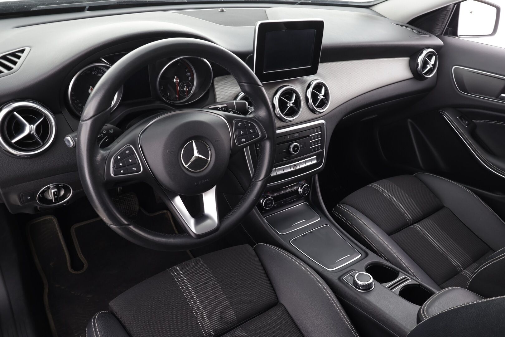 Mercedes-Benz GLA 2017 180 A Premium Business * Suomi-auto / Night paketti / Vakkari / P.kamera / LED / Navi / Lohkolämmitin * - Kahdet renkaat aluvanteilla / Merkkihuollettu - HULLU BLACKWEEK KORKOTARJOUS 2,49%