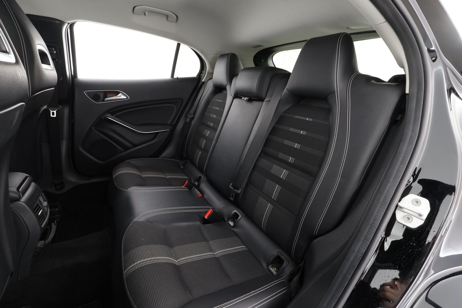 Mercedes-Benz GLA 2017 180 A Premium Business * Suomi-auto / Night paketti / Vakkari / P.kamera / LED / Navi / Lohkolämmitin * - Kahdet renkaat aluvanteilla / Merkkihuollettu - HULLU BLACKWEEK KORKOTARJOUS 2,49%