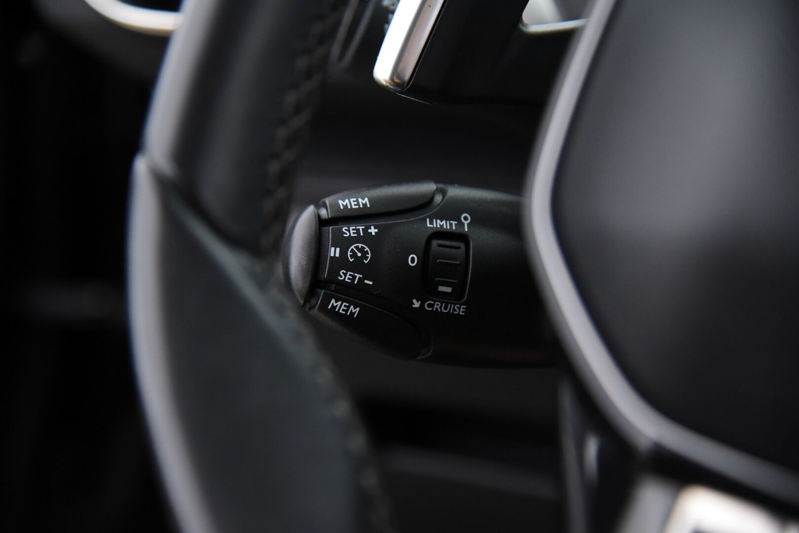 Peugeot 3008 2017 Allure PureTech 130 Automaatti / Suomi.Auto / Vakkari / LED-valot / Peruutustutkat / App-Connect / - Erinomaiset lisävarusteet / Jakohihna tehty / Auto kuntotarkastettu!