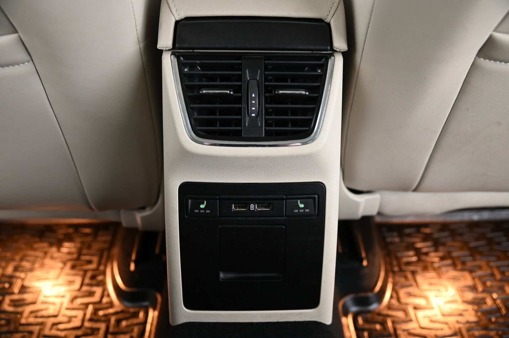 Skoda Octavia 2018 Combi 1,5 TSI Style DSG Autom. *Webasto / P.Kamera / Keyless / Jakopää tehty!* - *Vaaleat nahat / Smartlink / Irroitettava koukku / Suomi-auto / Kahdet renkaat ja vanteet* Juuri saapunut!
