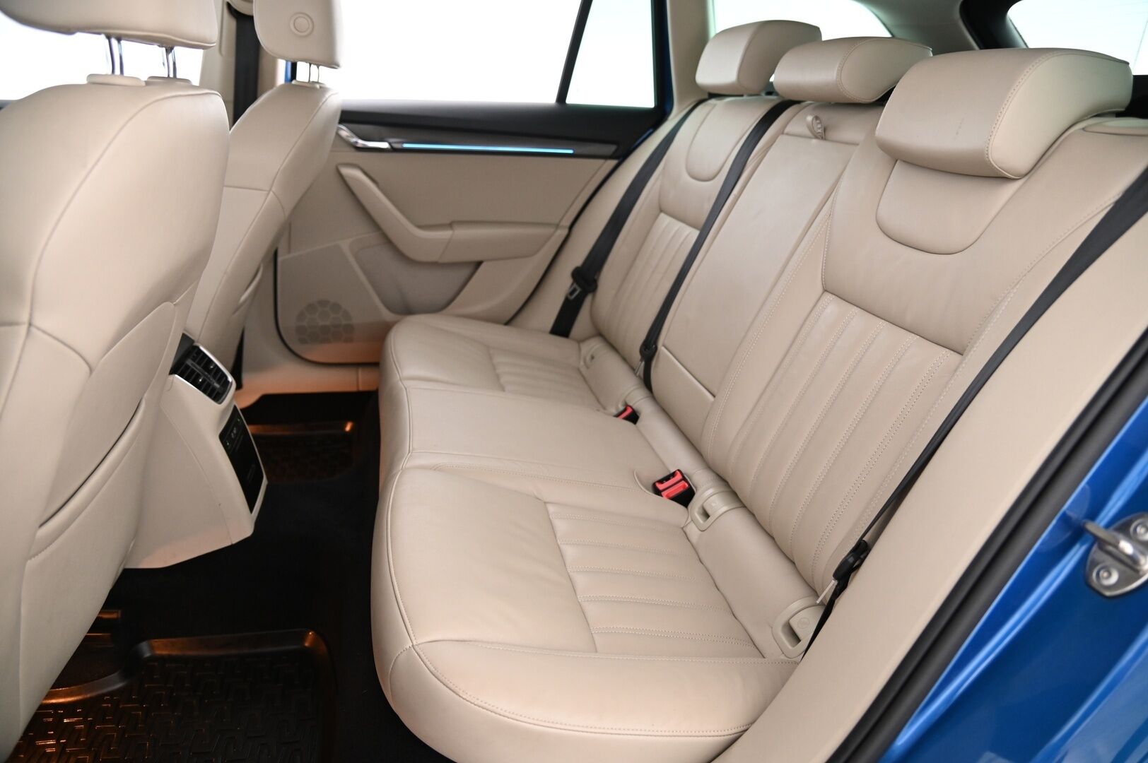 Skoda Octavia 2018 Combi 1,5 TSI Style DSG Autom. *Webasto / P.Kamera / Keyless / Jakopää tehty!* - *Vaaleat nahat / Smartlink / Irroitettava koukku / Suomi-auto / Kahdet renkaat ja vanteet* Juuri saapunut!