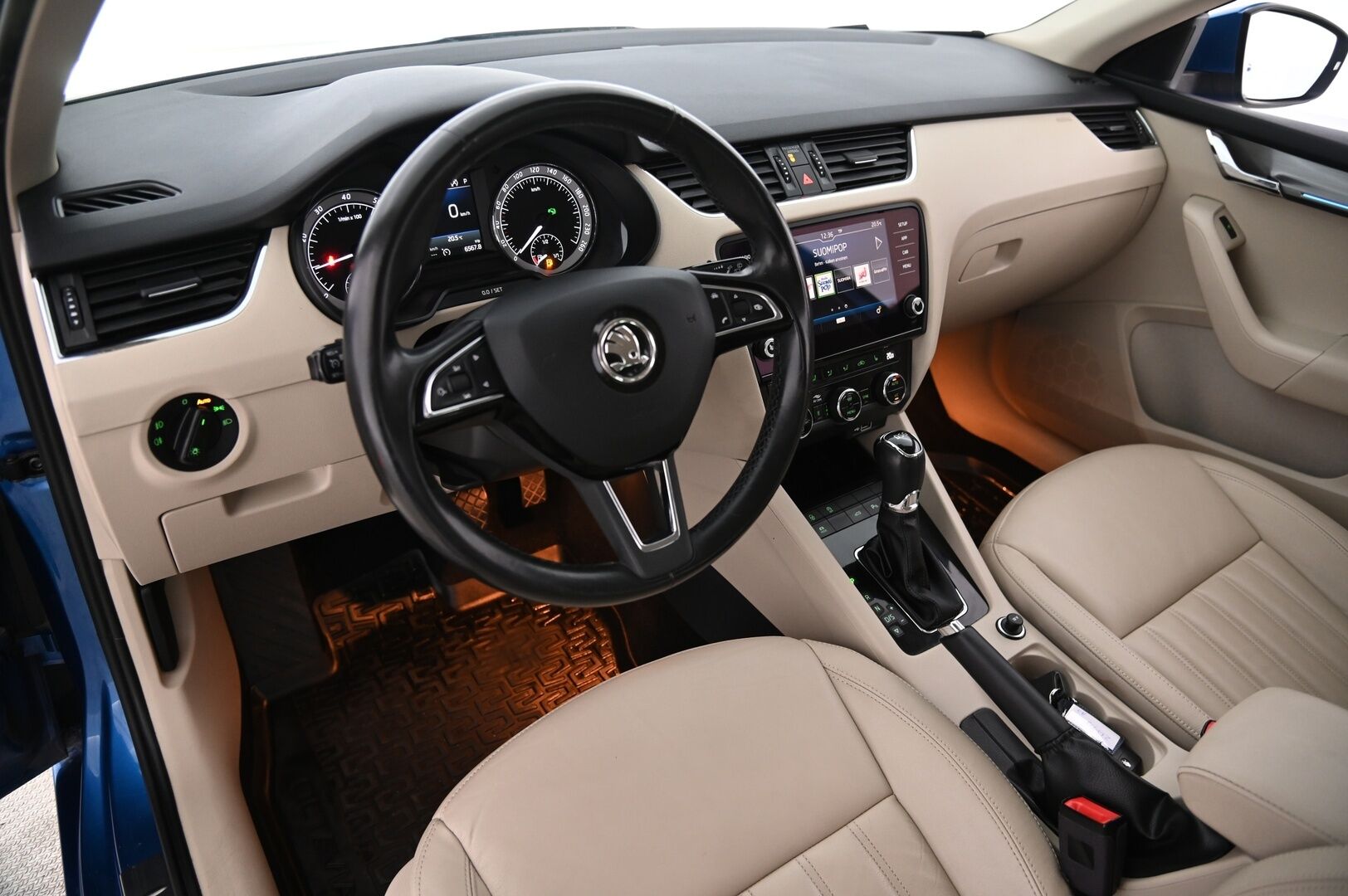 Skoda Octavia 2018 Combi 1,5 TSI Style DSG Autom. *Webasto / P.Kamera / Keyless / Jakopää tehty!* - *Vaaleat nahat / Smartlink / Irroitettava koukku / Suomi-auto / Kahdet renkaat ja vanteet* Juuri saapunut!