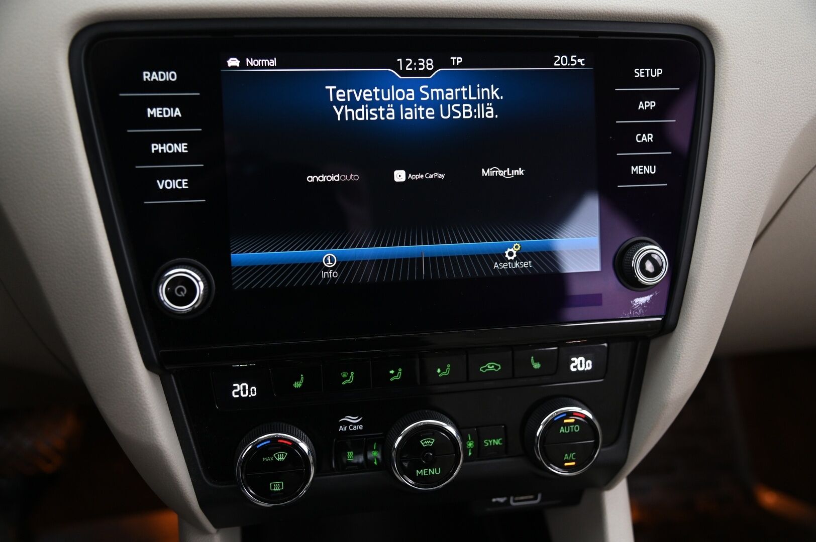 Skoda Octavia 2018 Combi 1,5 TSI Style DSG Autom. *Webasto / P.Kamera / Keyless / Jakopää tehty!* - *Vaaleat nahat / Smartlink / Irroitettava koukku / Suomi-auto / Kahdet renkaat ja vanteet* Juuri saapunut!