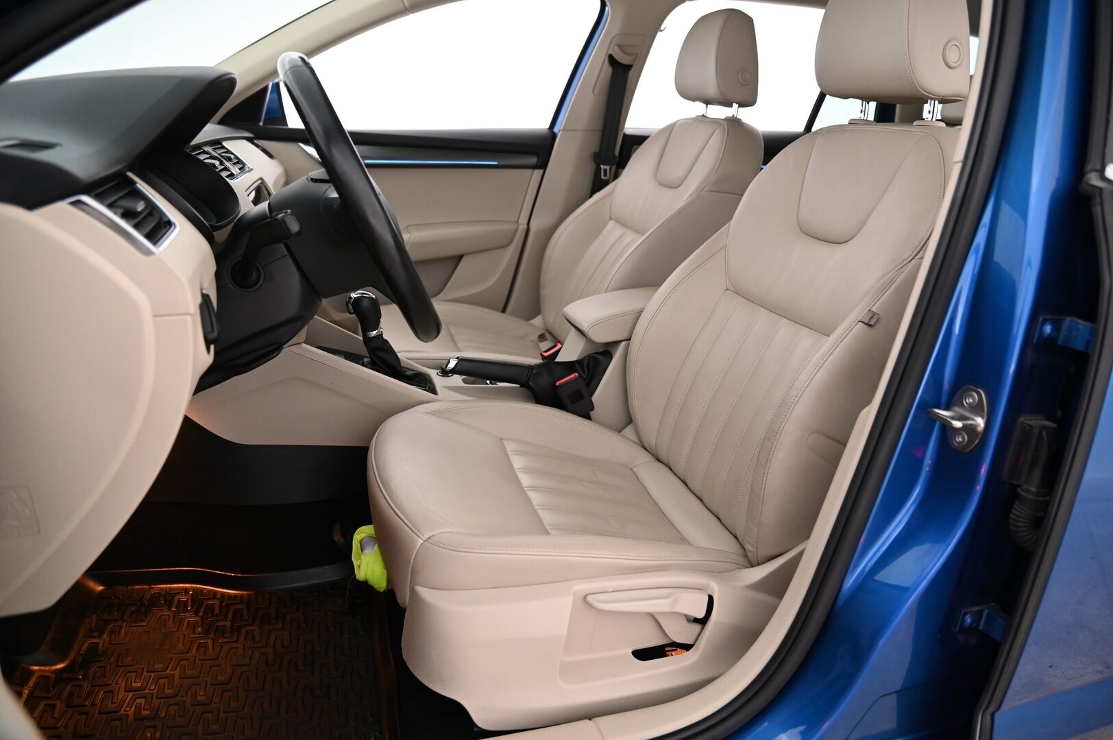 Skoda Octavia 2018 Combi 1,5 TSI Style DSG Autom. *Webasto / P.Kamera / Keyless / Jakopää tehty!* - *Vaaleat nahat / Smartlink / Irroitettava koukku / Suomi-auto / Kahdet renkaat ja vanteet* Juuri saapunut!