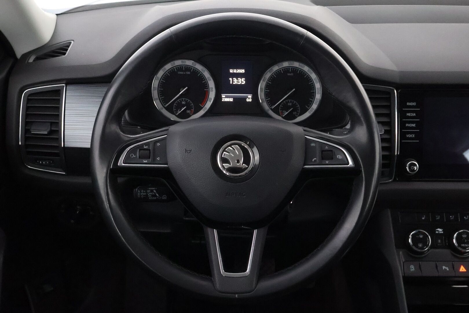 Skoda Kodiaq 2018 2,0 TDI 150 Ambition DSG Autom. * Webasto / Vetokoukku / Adapt.LED / KeylessGo / Navi / Front Assist - Juuri huollettu / Jakopää tehty / Juuri tullut Tampereelle! - HULLUT BLACKWEEK JATKOT - KORKOTARJOUS 2,49%