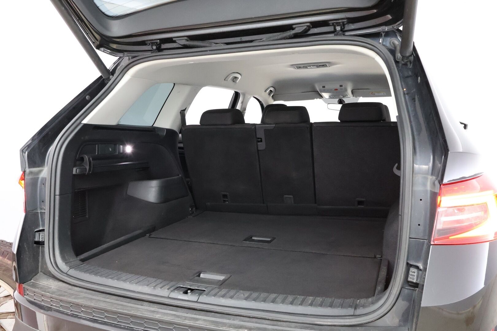 Skoda Kodiaq 2018 2,0 TDI 150 Ambition DSG Autom. * Webasto / Vetokoukku / Adapt.LED / KeylessGo / Navi / Front Assist - Juuri huollettu / Jakopää tehty / Juuri tullut Tampereelle! - HULLUT BLACKWEEK JATKOT - KORKOTARJOUS 2,49%