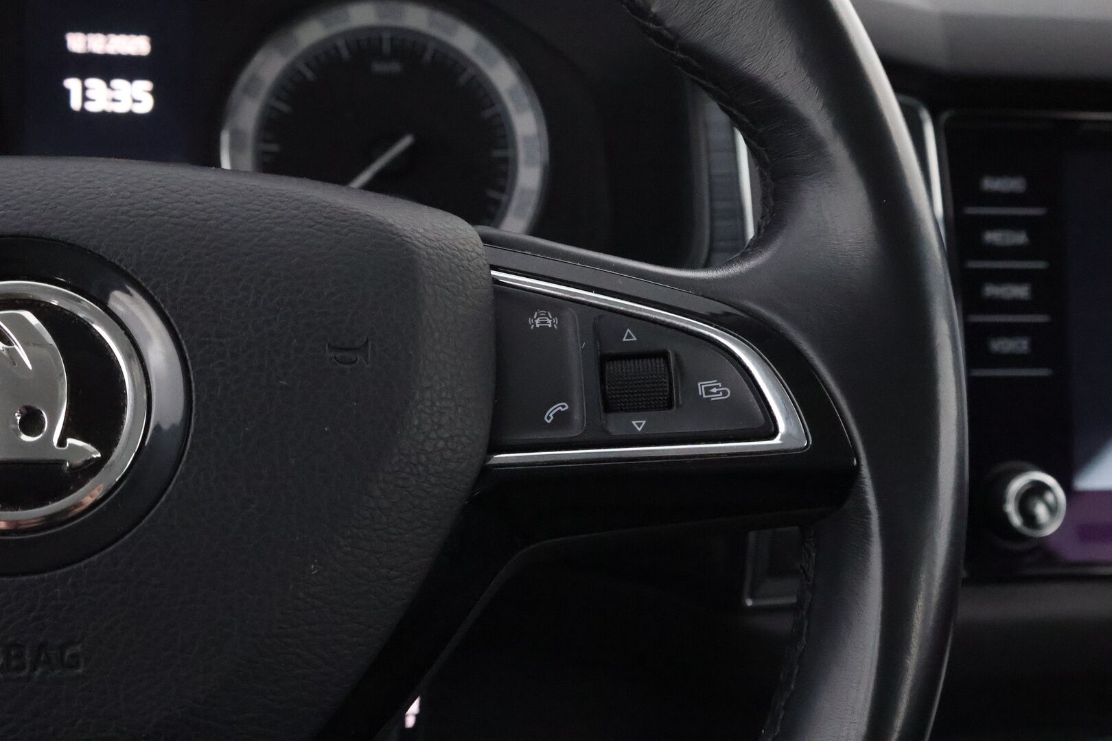 Skoda Kodiaq 2018 2,0 TDI 150 Ambition DSG Autom. * Webasto / Vetokoukku / Adapt.LED / KeylessGo / Navi / Front Assist - Juuri huollettu / Jakopää tehty / Juuri tullut Tampereelle! - HULLUT BLACKWEEK JATKOT - KORKOTARJOUS 2,49%