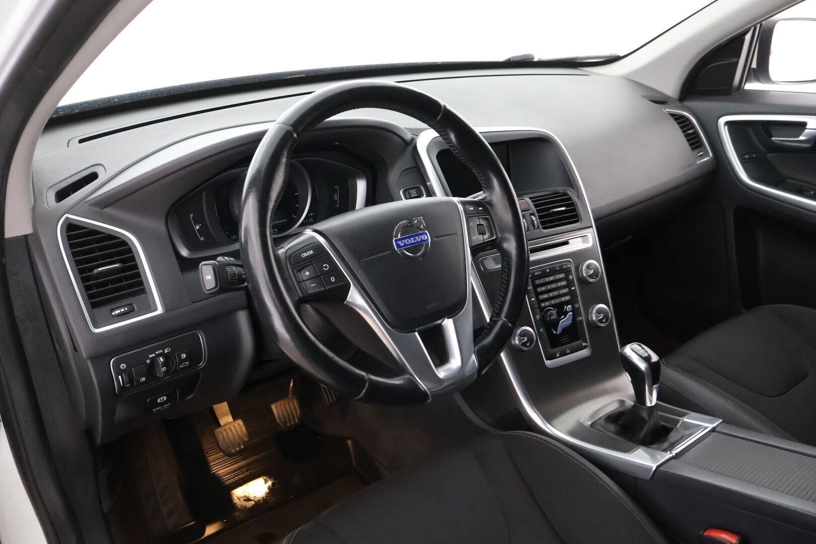 Volvo XC60 2015 D4 Momentum - MYYDÄÄN HUUTOKAUPAT.COM
