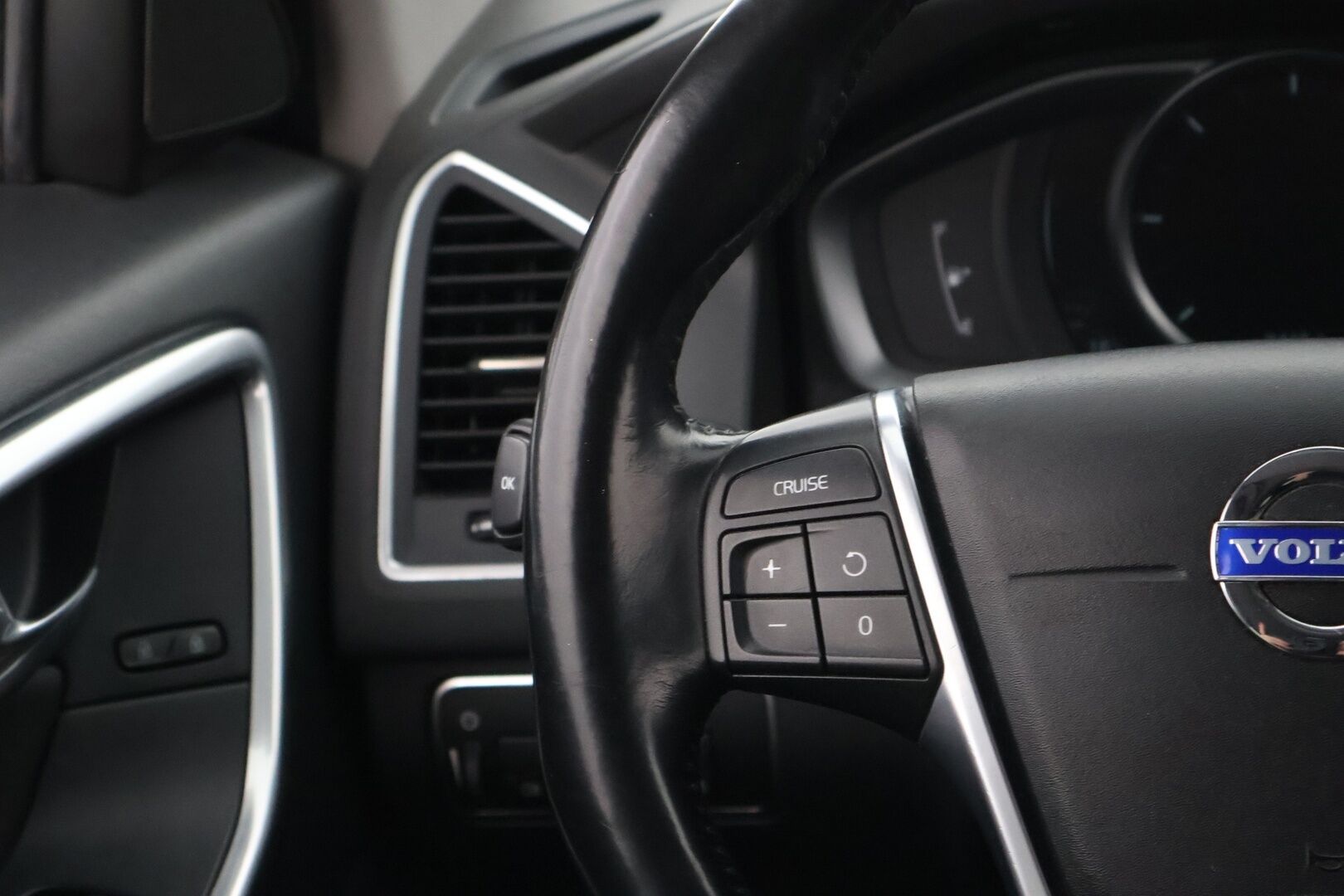 Volvo XC60 2015 D4 Momentum - MYYDÄÄN HUUTOKAUPAT.COM