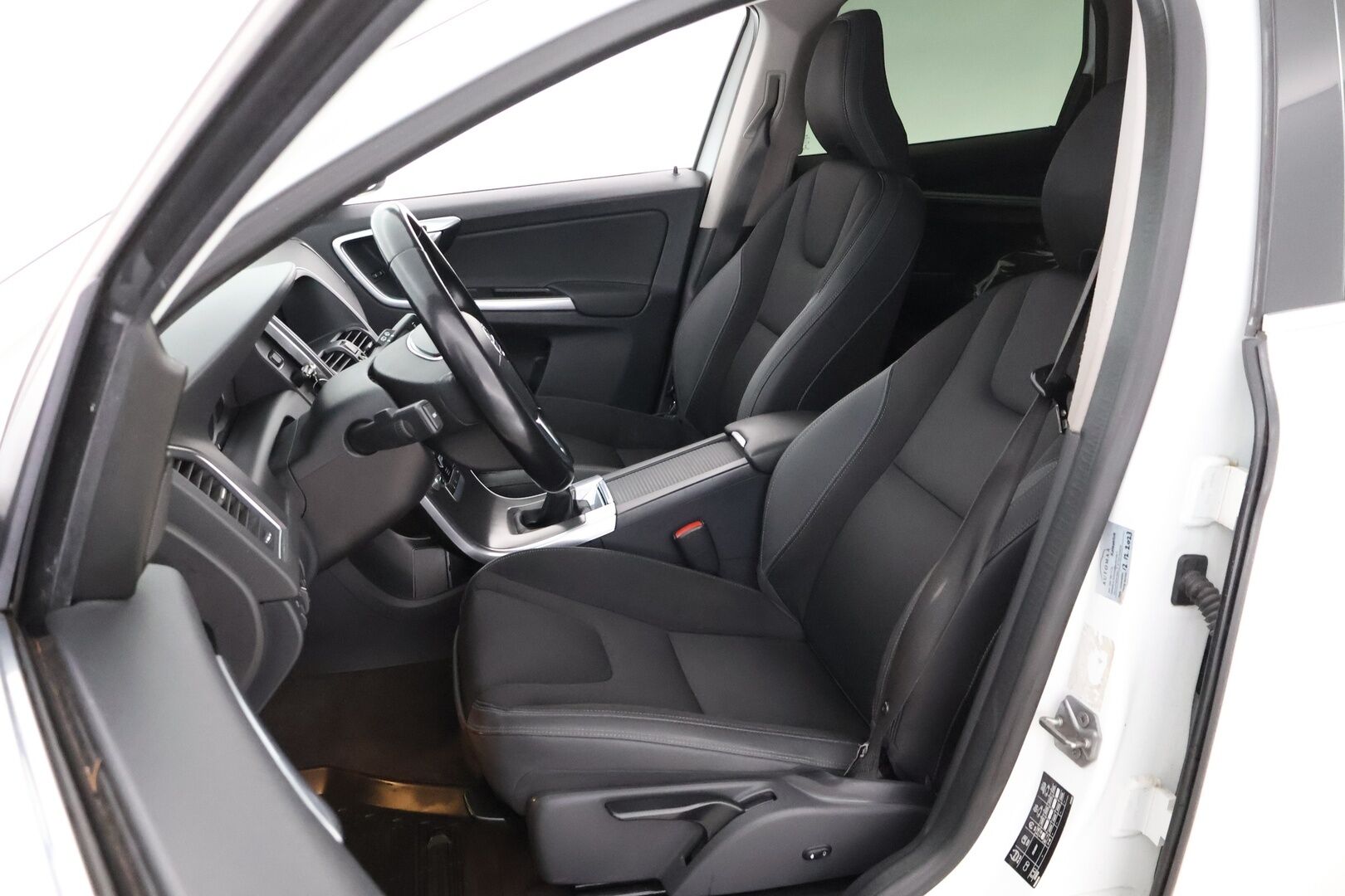 Volvo XC60 2015 D4 Momentum - MYYDÄÄN HUUTOKAUPAT.COM
