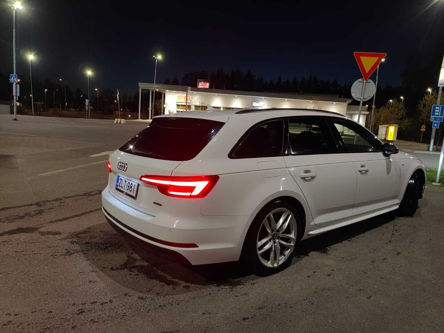 Audi A4 2018 Avant Business Sport S line 2,0 TDI **Suomi-Auto / Vetokoukku / Webasto / Matrix LED / P.Tutkat / Sporttipenkit** - Suomi-Auto / Vetokoukku / Webasto / Matrix LED / P.Tutkat / Musta-Optiikka / Sporttipenkit