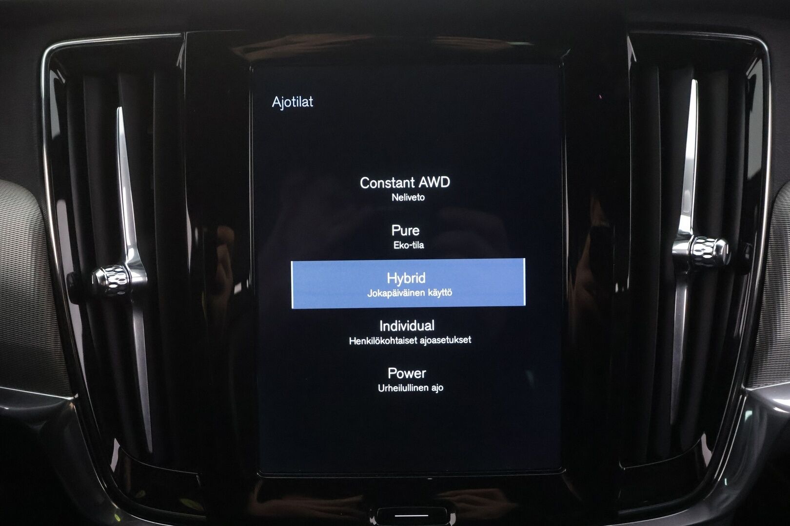 Volvo V90 2018 T8 AWD R-Design aut - | ACC | Webasto | Muistipenkki | High performance Audio | P.Kamera | Ratinlämmitys | LED | Keyless | Apple&Android | Suomi-auto | Kahdet Renkaat |