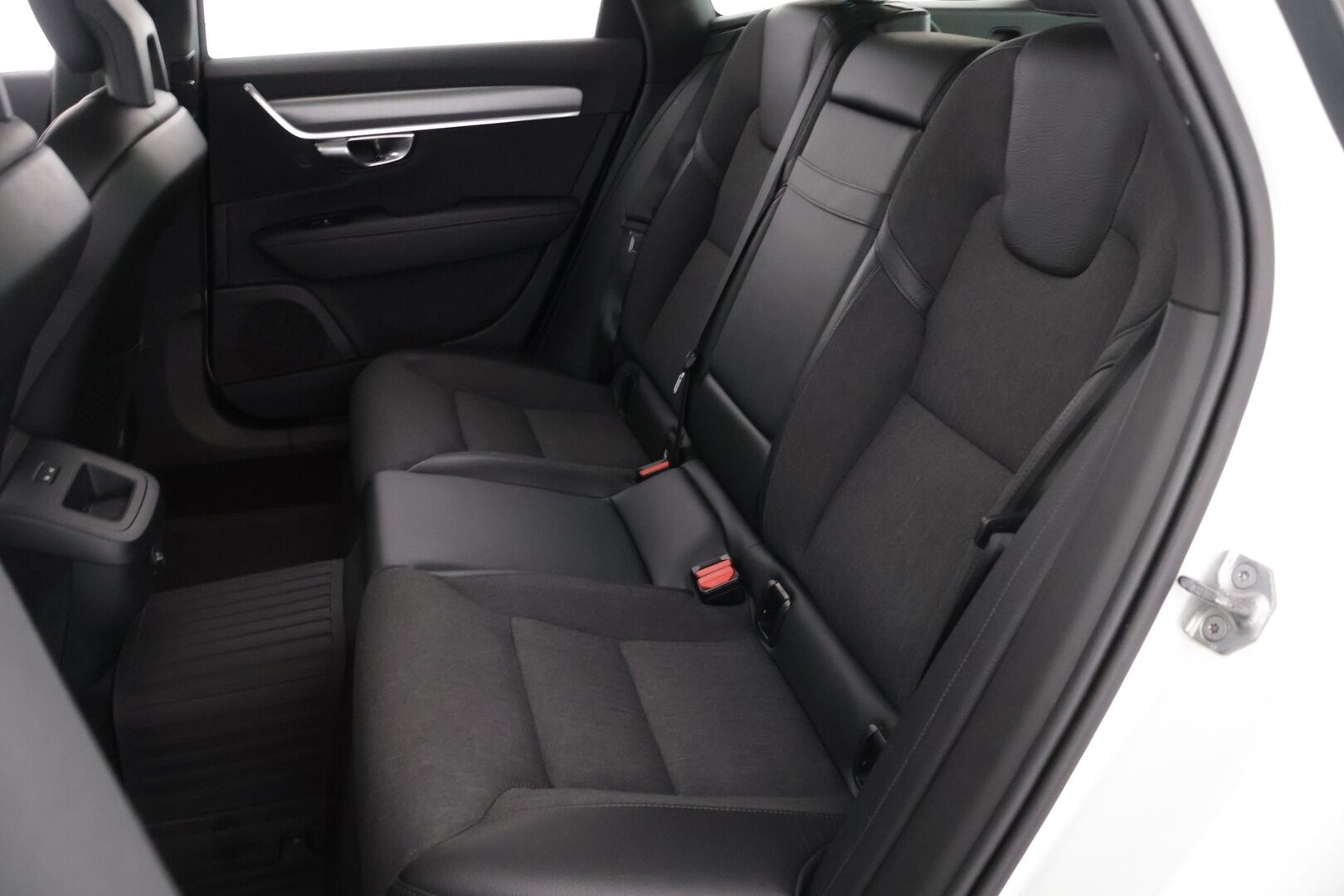 Volvo V90 2016 D4 Business aut *Pilot Assist / Webasto / Tutkat / Puolinahat / Navi / VOC / Ratinlämmitin / KeylessGo - 2x Renkaat Aluvanteilla / Super-Siisti